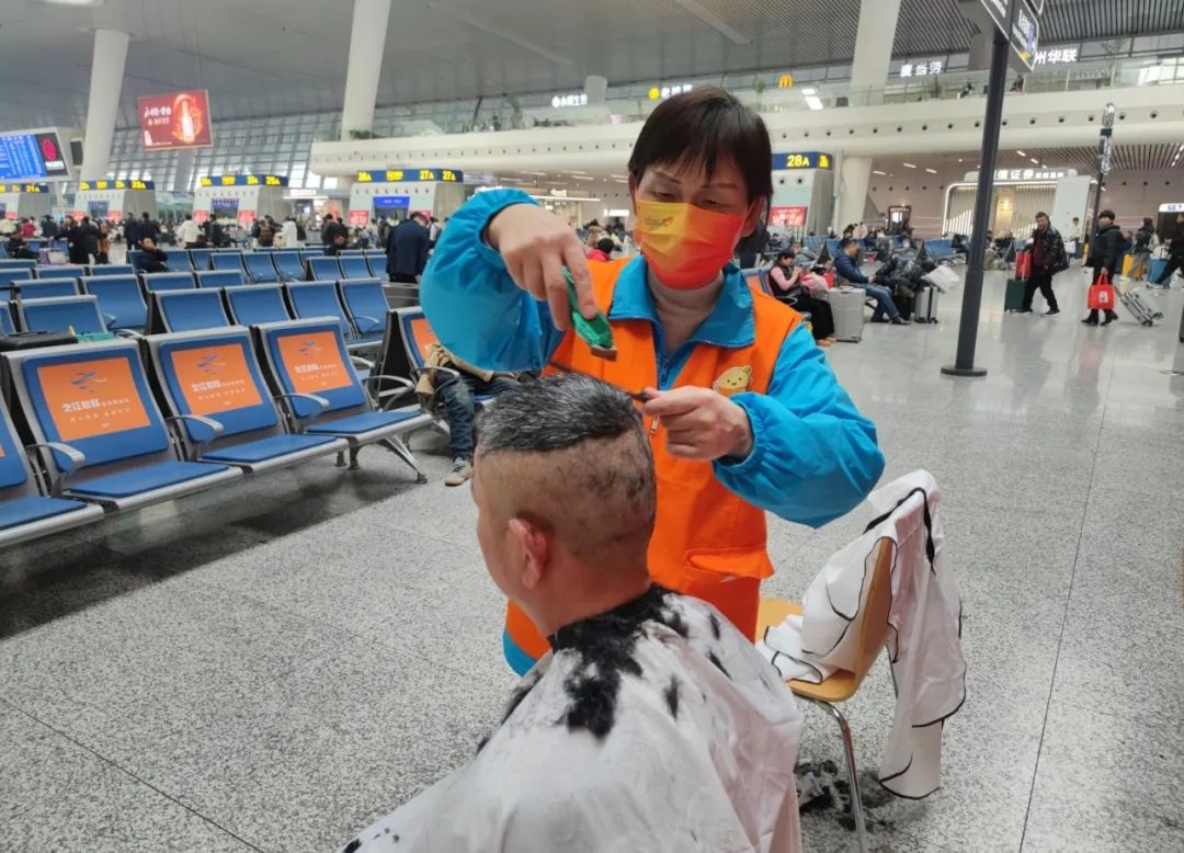 为返乡乘客送去温暖，杭州东站这个志愿队伍里有她的身影